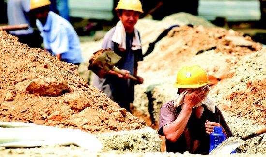 關(guān)注，高溫下的鋼結(jié)構(gòu)施工工人