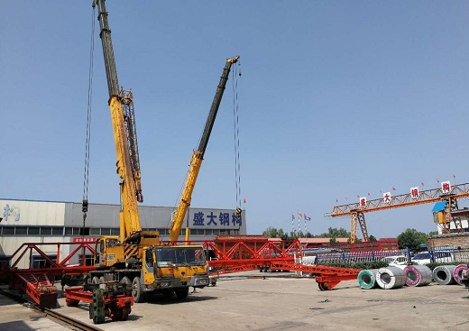 炎熱夏日，山西盛大鋼結(jié)構(gòu)工程公司的生產(chǎn)如火如荼